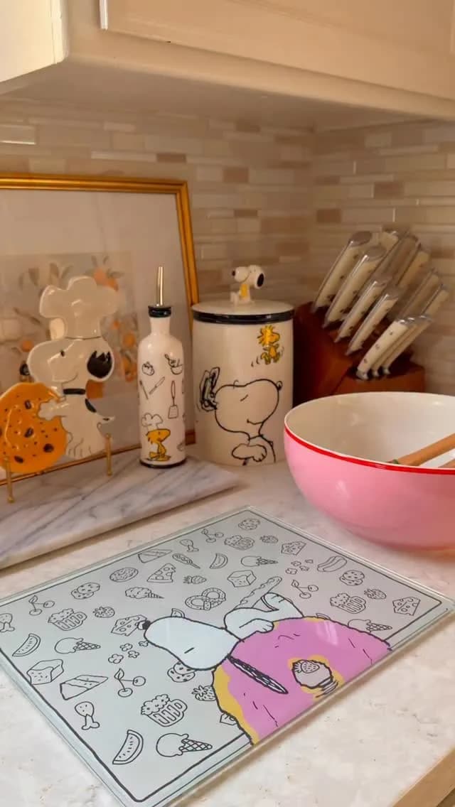Some days call for freshly baked cookies and a pretty table with a side of nostalgia 🍪🫖💕 The Chef Snoopy collection from @lenox is the *cutest*! I especially love the prep board & canisters. Comment SNOOPY & I’ll send over the details! 🤍
.
.
.
.
.
#lenox #snoopy #snoopylover #bakingathome #cozyafternoon